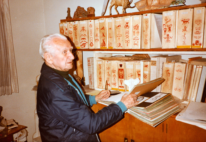 Stanisław Szukalski next to his magnum opus, 1983, photo: courtesy of the artist's family